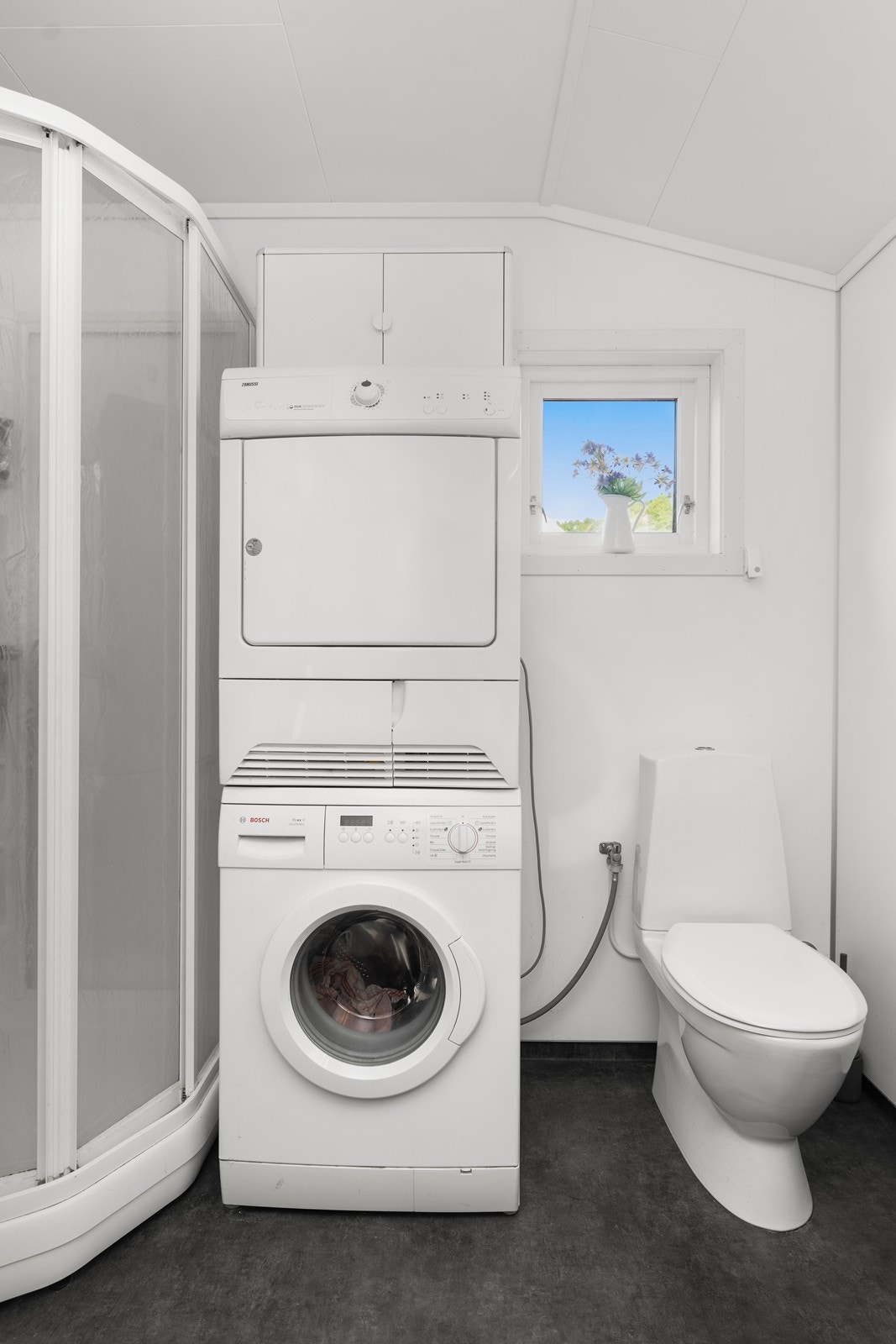 Dusjkabinett og opplegg for vaskemaskin og tørketrommel. Galleribilde