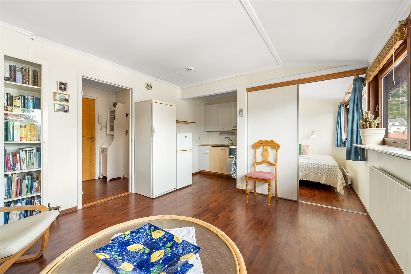 Stue, kjøkken og sovealkove. Galleribilde