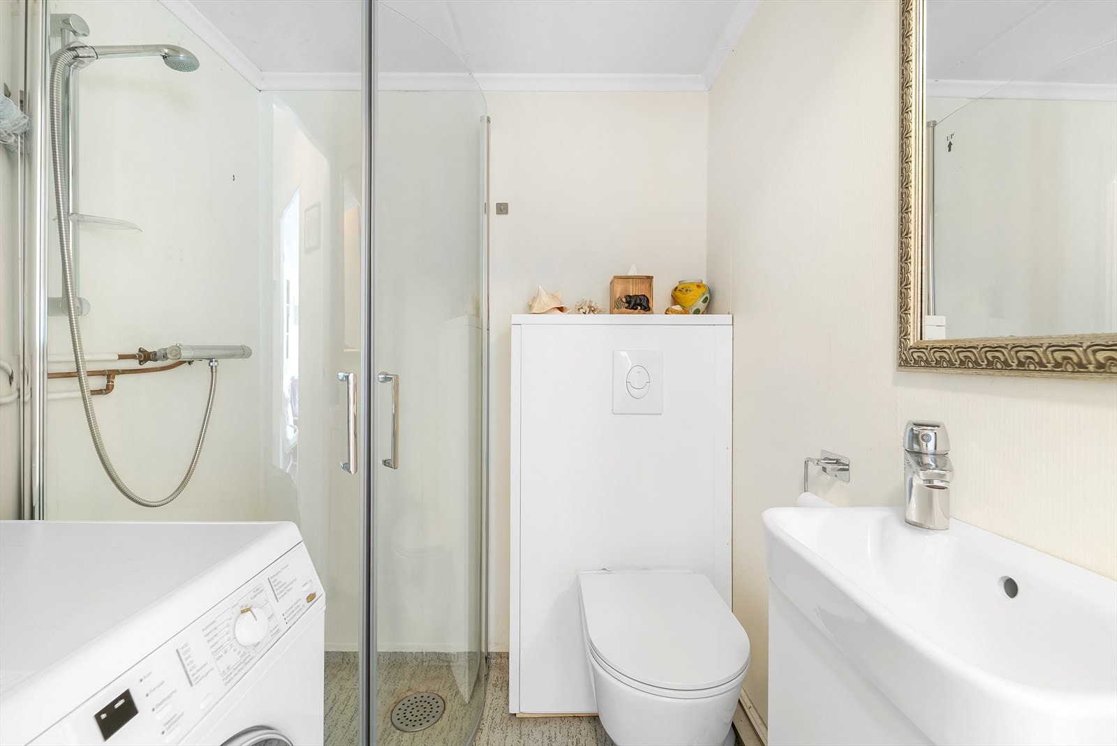 Bad med opplegg til vaskemaskin Galleribilde