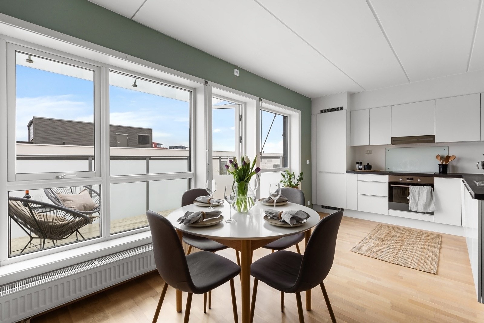 Meget attraktivt beliggenhet i toppetasjen med store vindusflater. Galleribilde