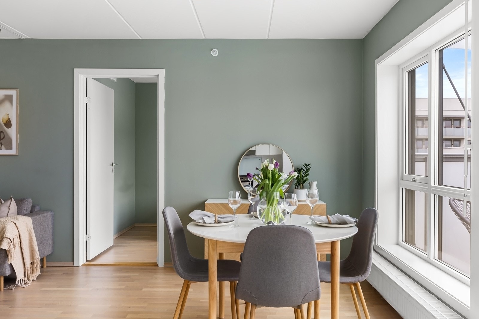 Leiligheten er malt i moderne farger og har parkett på gulv. Galleribilde