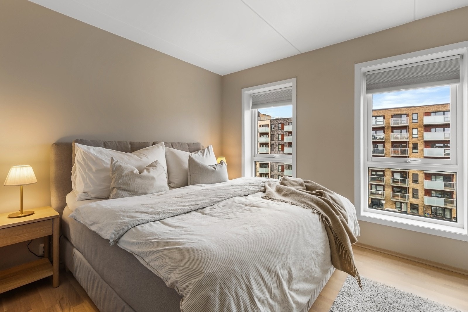 De to vinduene sørger for godt med naturlig lys til rommet. Galleribilde