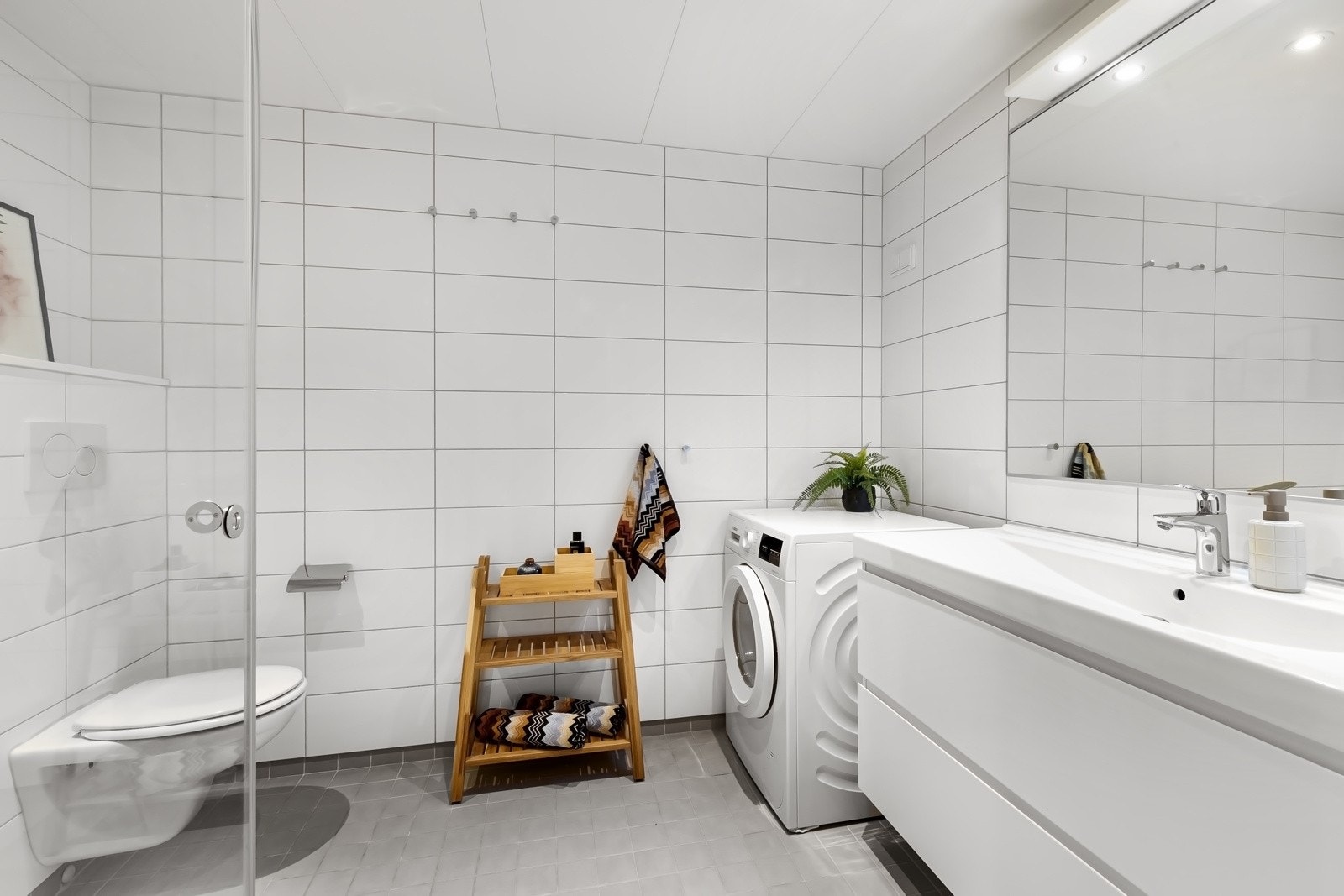 Lyst, flislagt baderom med varme i gulvet. Galleribilde