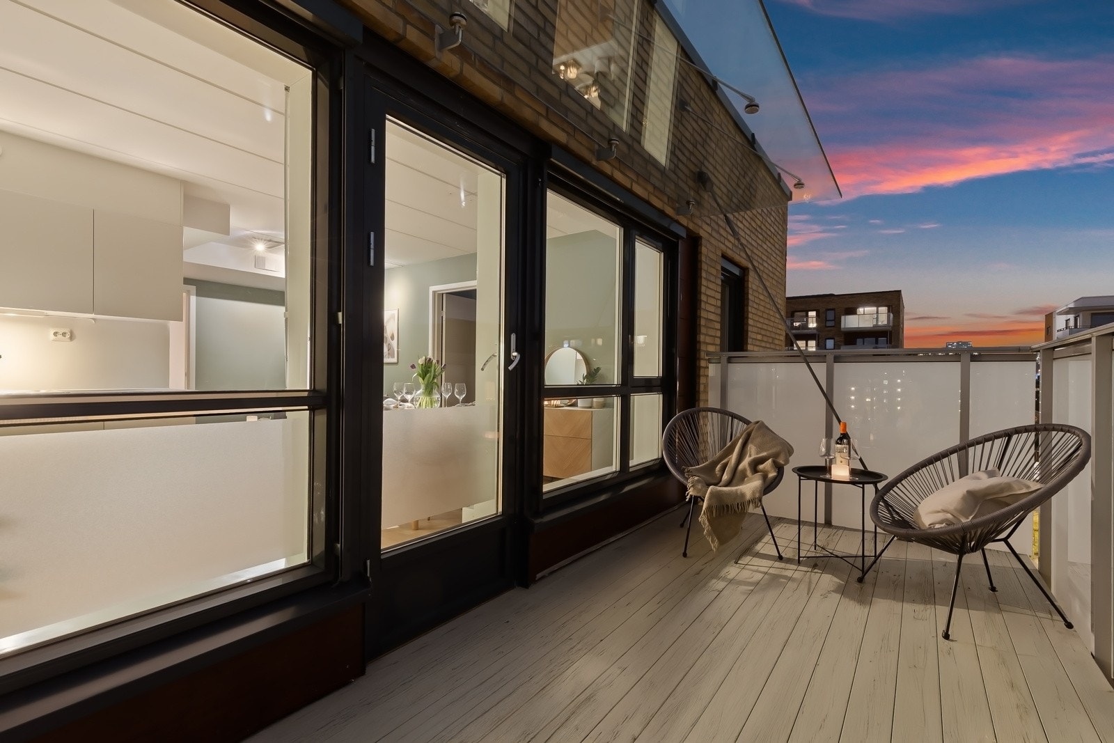 Balkongen vender mot sydøst og er målt til ca. 10 kvm. Galleribilde