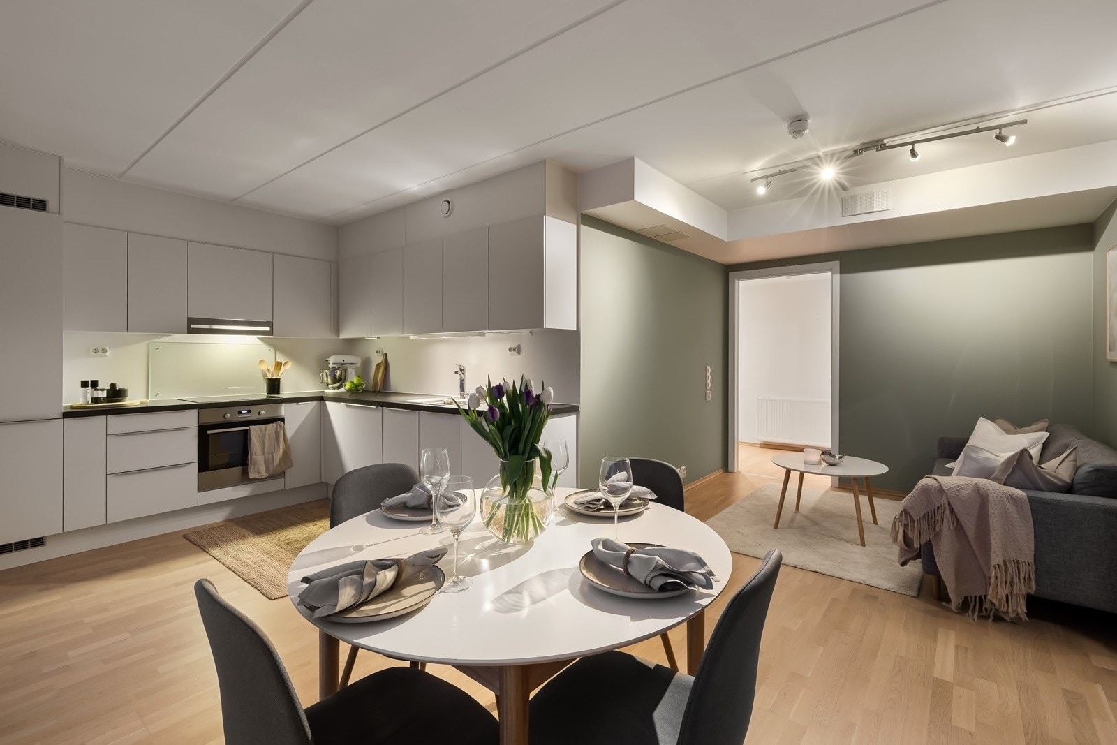 Sosial planløsning med kombinert stue, spisestue og kjøkken Galleribilde