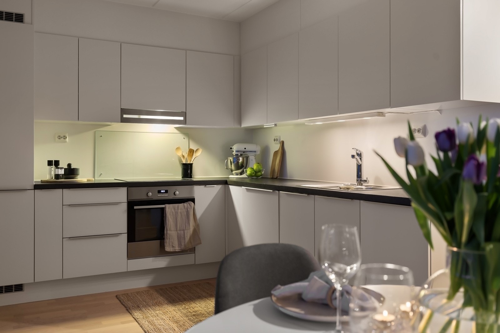 Hvitevarene inkluderer oppvaskmaskin, stekeovn, kjøl/frys og platetopp. Galleribilde