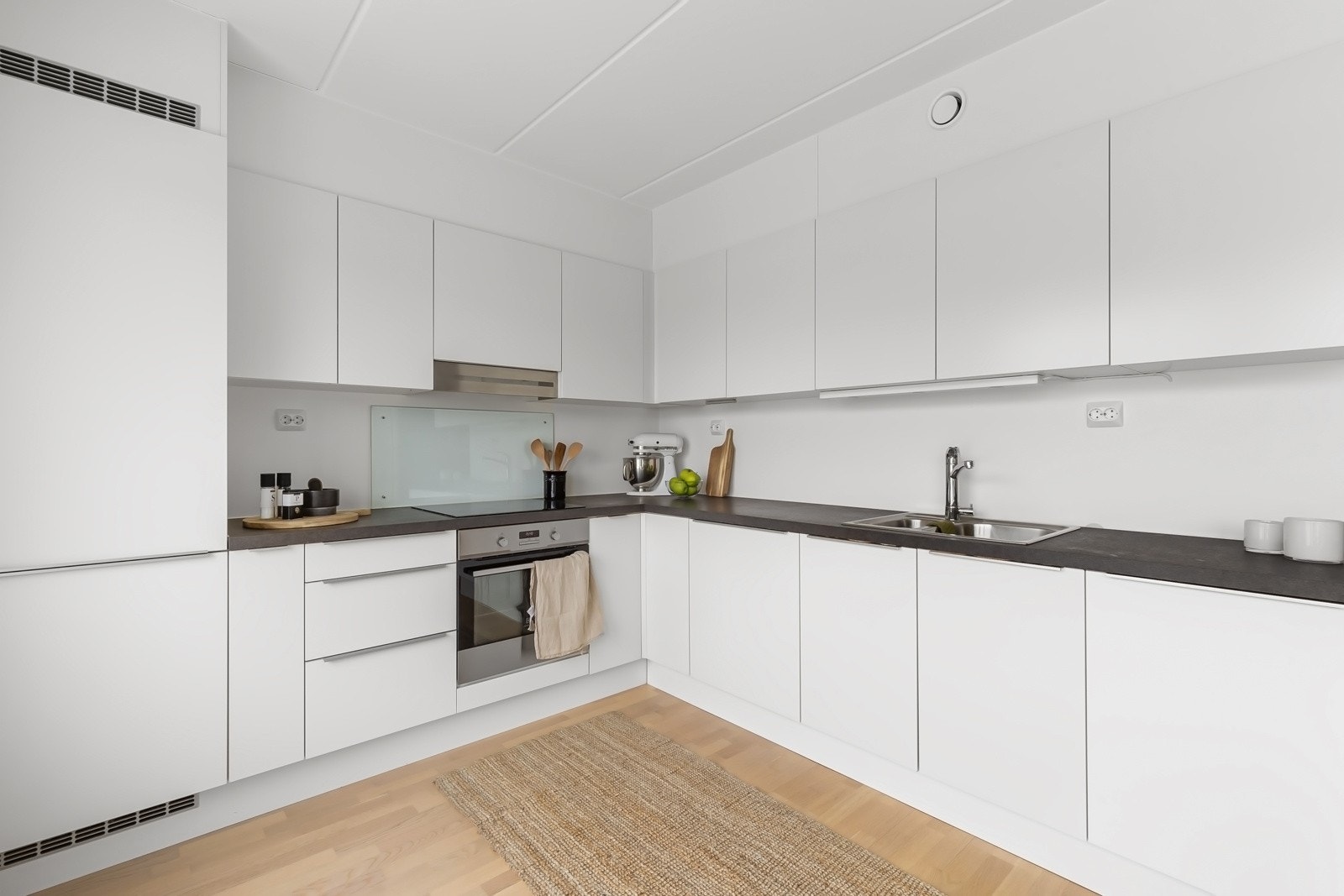 Meget innholdsrikt med god oppbevaringsplass i skuffer og skap. Galleribilde