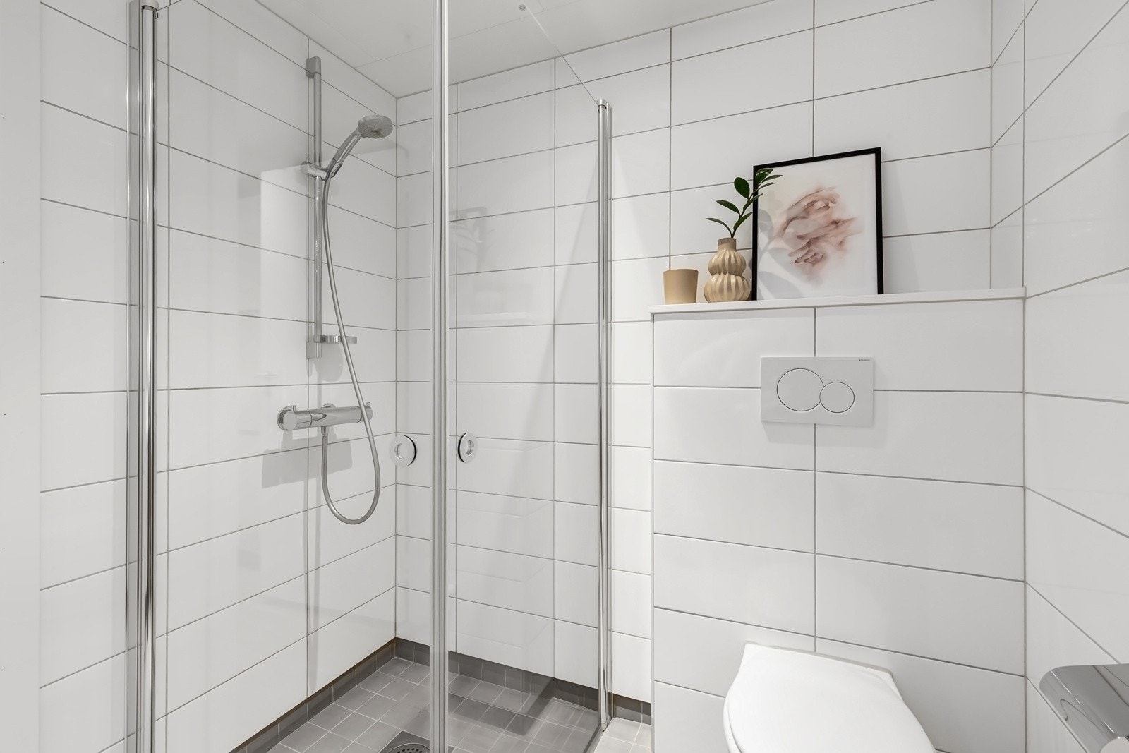 Romslig dusjnisje bak dører i herdet glass. Galleribilde