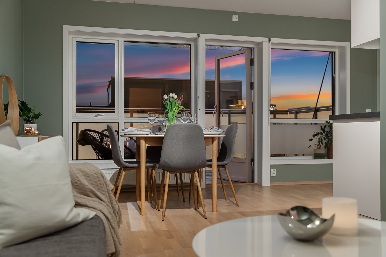 Flotte solnedganger kan nytes fra egen sofa. Galleribilde