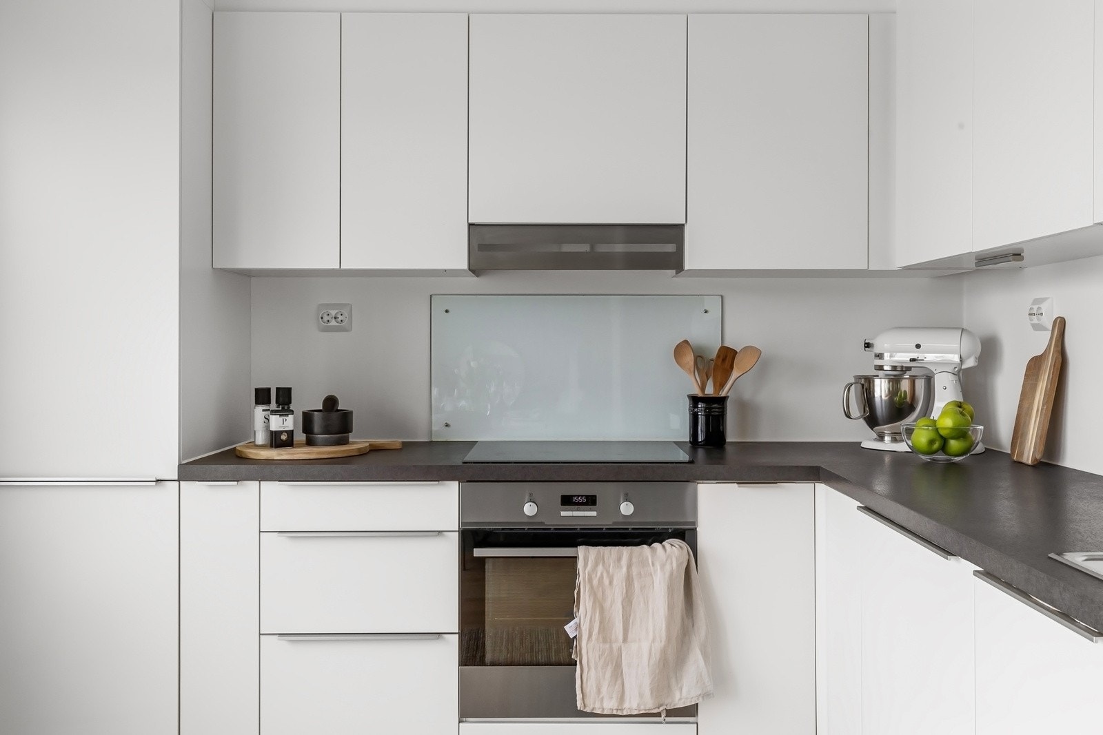 Sosial åpen stue- og kjøkkenløsning som lar kokken være en del av underholdningen. Galleribilde