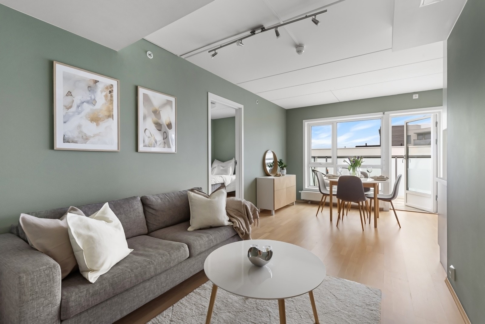 Leiligheten har balansert ventilasjon og oppvarming via radiator tilkoblet felles fjernvarmeanlegg. Galleribilde