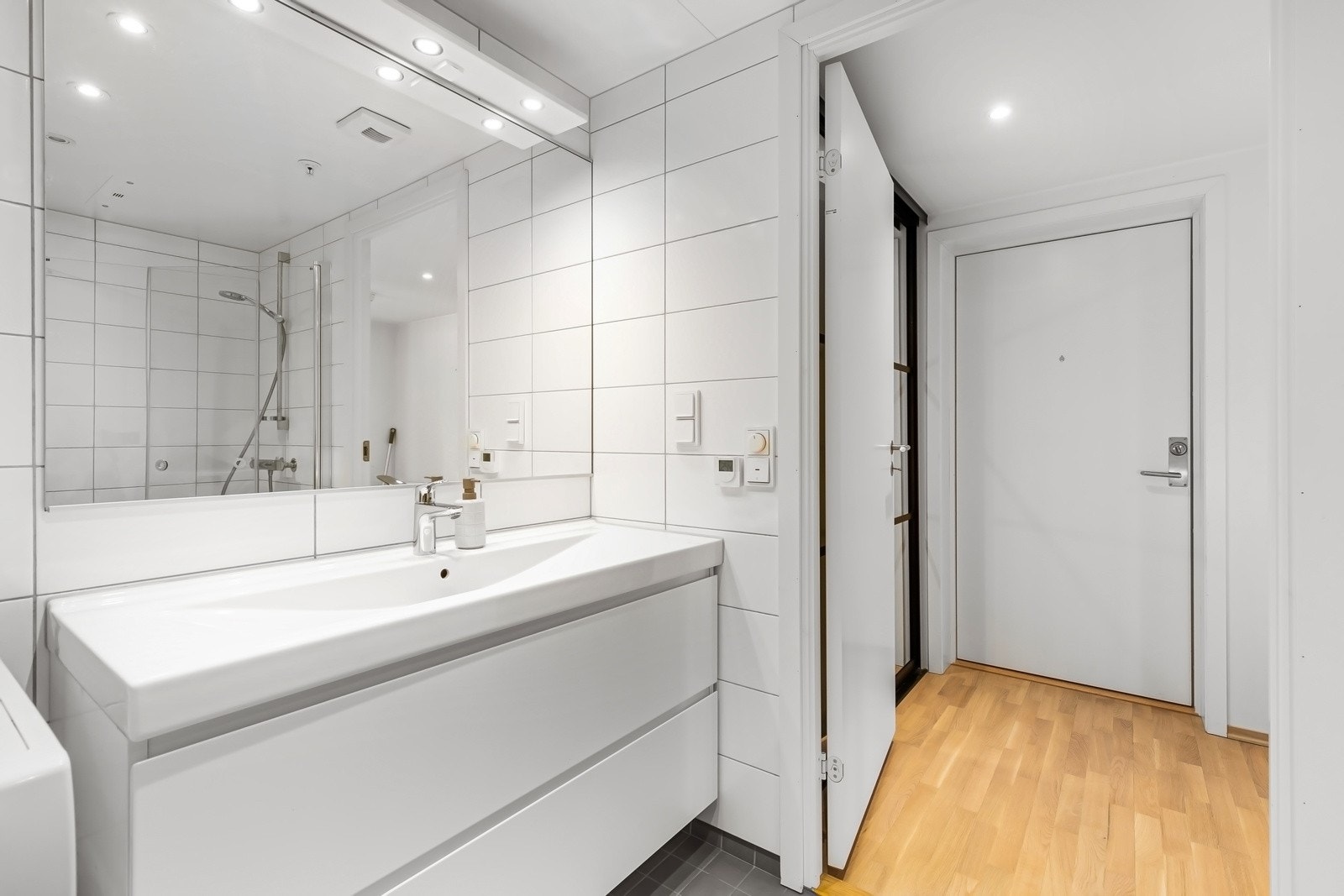 Videre er det god oppbevaringsplass i store servantskuffer. Galleribilde