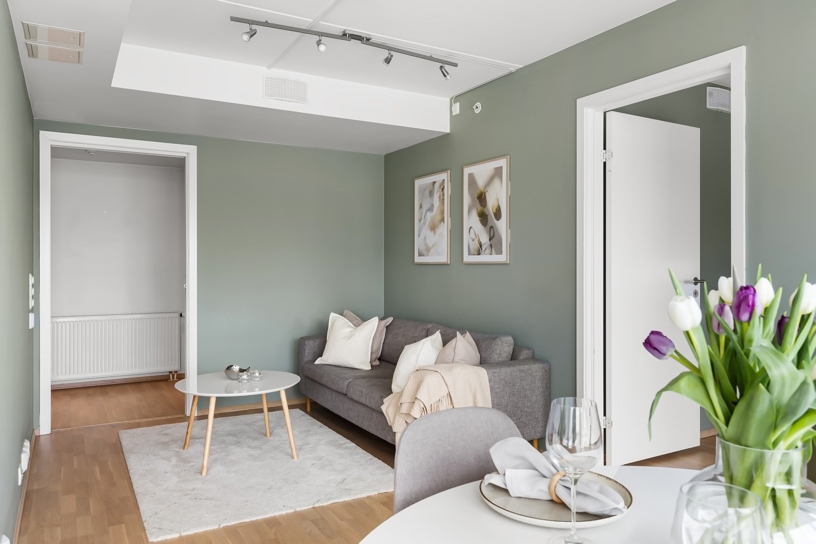 Velegnet plass til sofagruppe og tilhørende mediebenk. Galleribilde