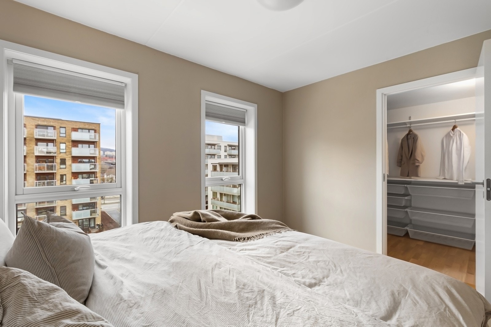 Direkte adkomst til praktisk garderoberom. Galleribilde