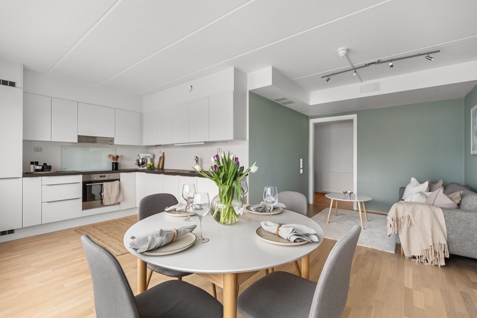 Planløsningen er god med naturlige soner. Allrommet fremstår meget moderne med plass til spisebord og sofagruppe. Galleribilde