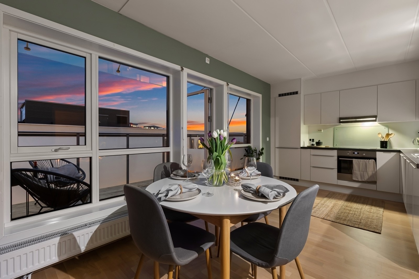 Kveldsstemning i stue. Galleribilde