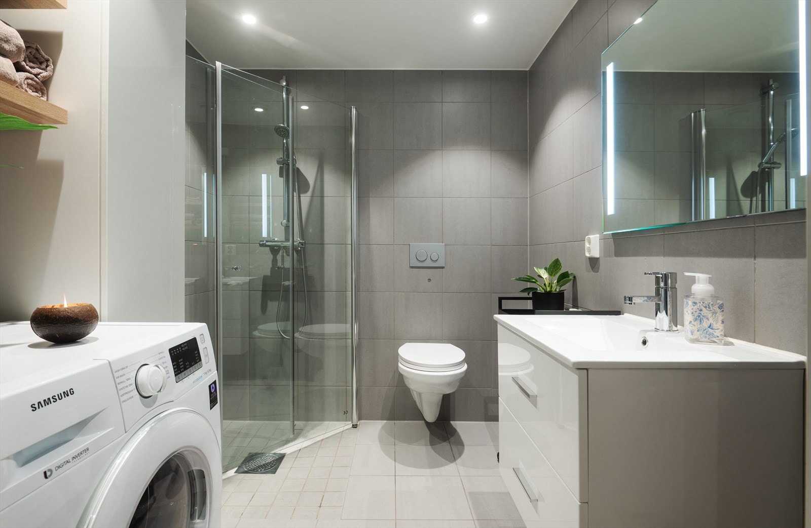 Moderne baderom med varme i gulv fra 2019. Galleribilde