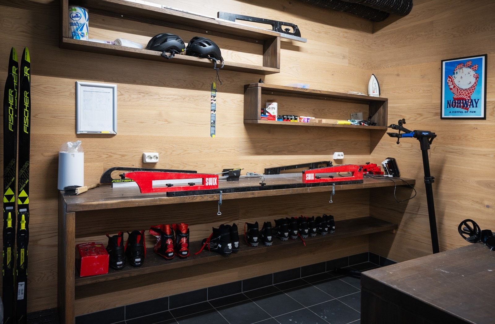 En praktisk smørebod med alt du trenger for å ta godt vare på skiutstyret ditt. Galleribilde