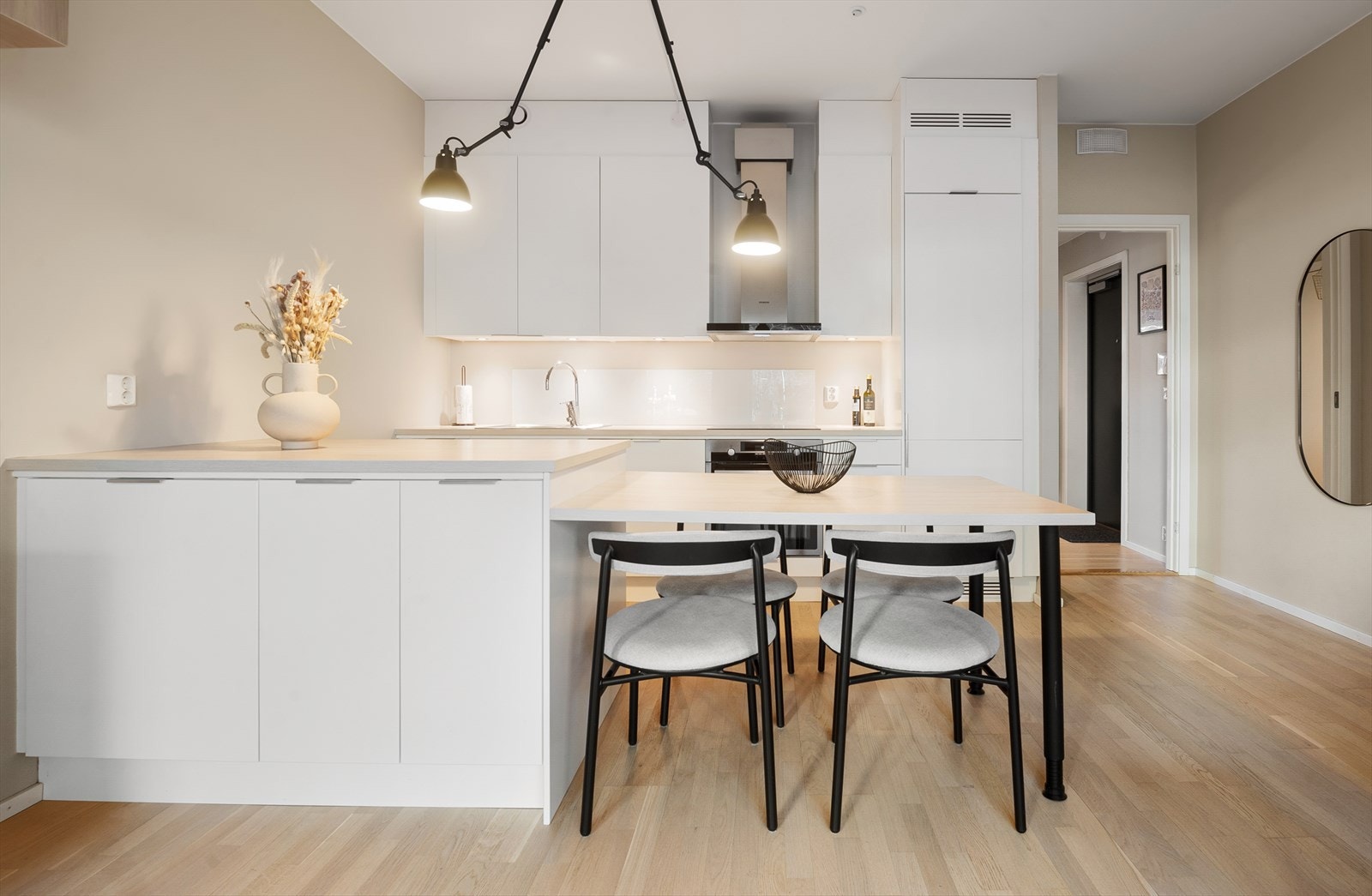 Dette er kjøkkenet for matglede og gode samtaler! Galleribilde