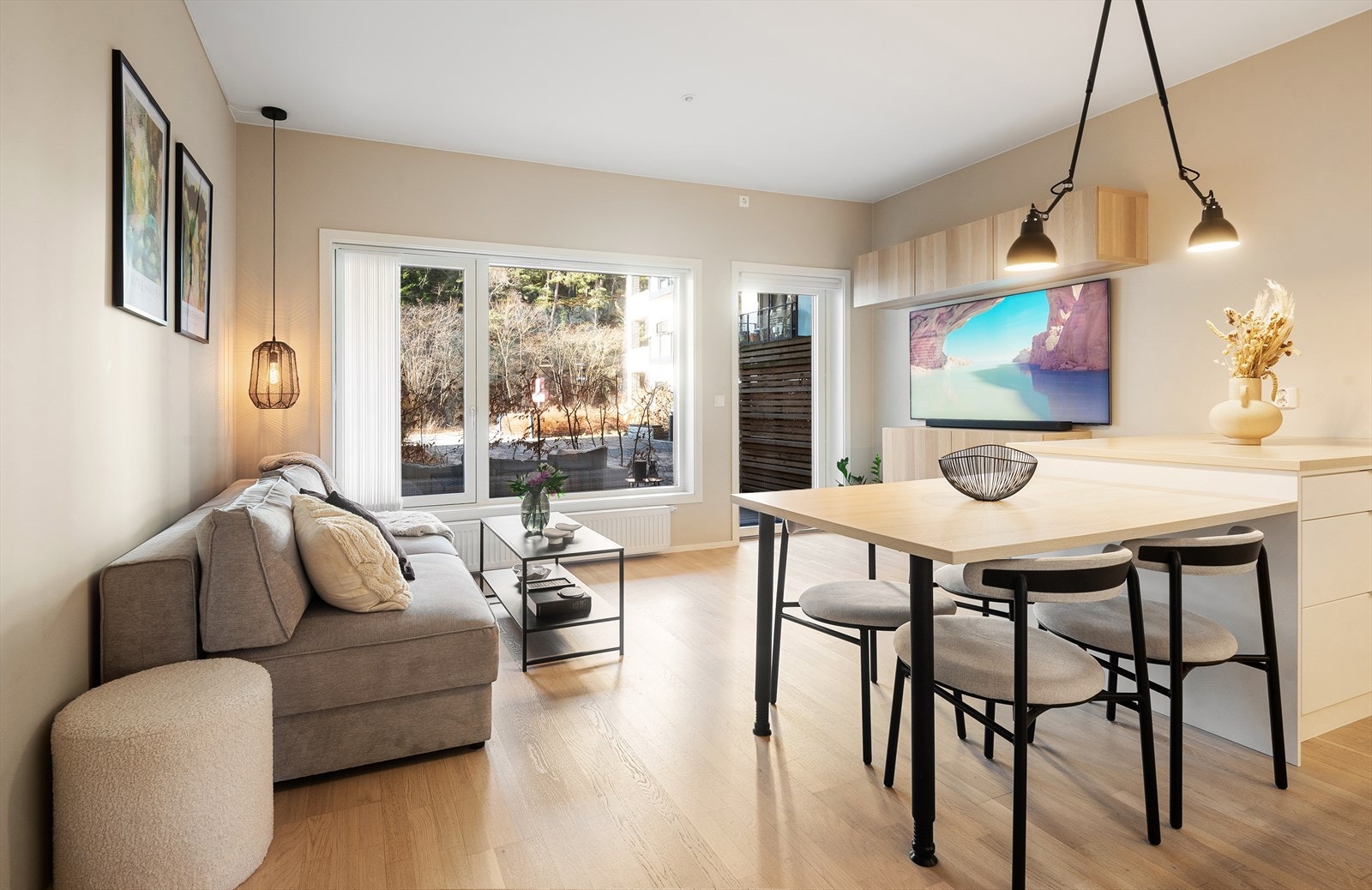 Stuen byr på overflater i tidsriktige og moderne farger. Galleribilde