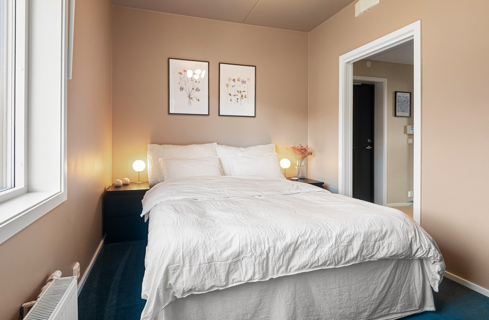 Romslig og delikat soverom med god plass til dobbeltseng, tilhørende nattbord og annet ønskelig møblement. Galleribilde