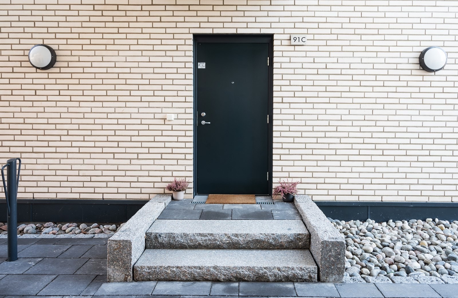 Velkommen inn! Leiligheten har egen inngang. Galleribilde