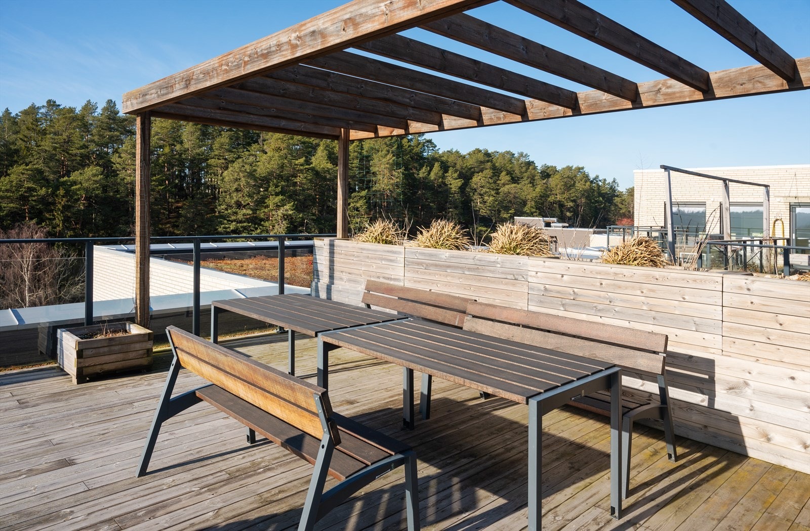 Takterrassen er opparbeidet med sittegrupper og solsenger. Galleribilde