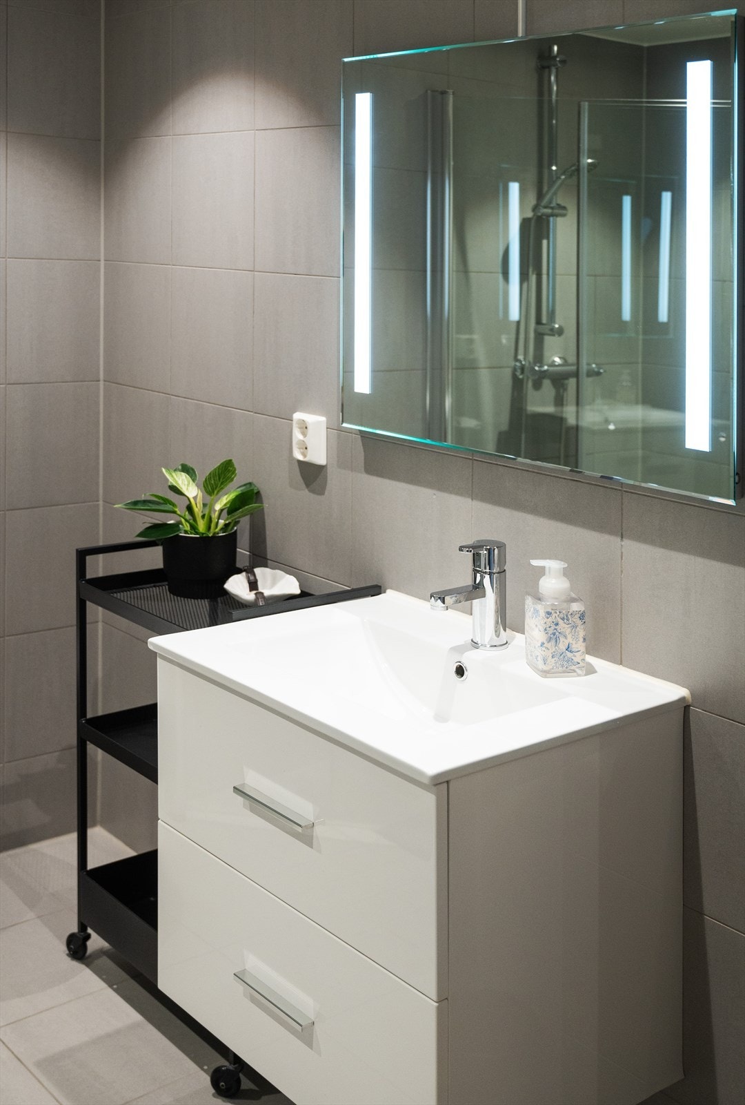 Baderomsinnredningen består av vegghengt toalett, servantinnredning, servant med ettgreps blandebatteri, speilskap ned belysning, dusjarmatur. Galleribilde