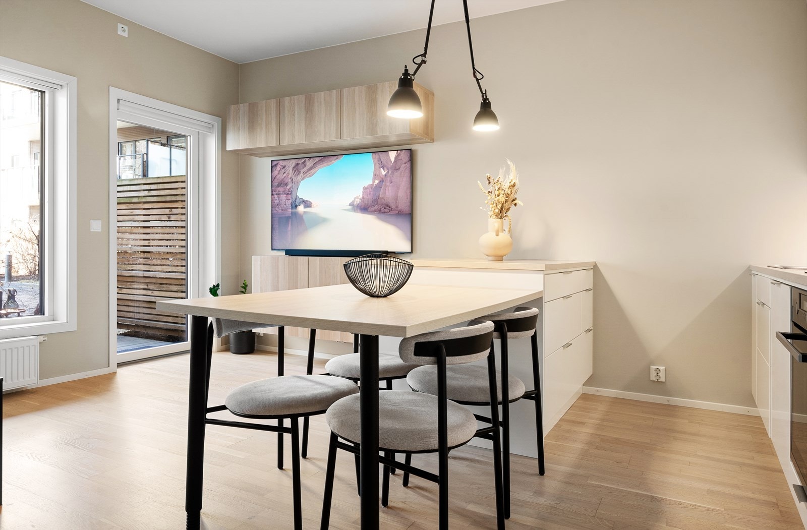 Hyggelig opparbeidet kjøkken med god benkeplass og praktisk innredning. Galleribilde