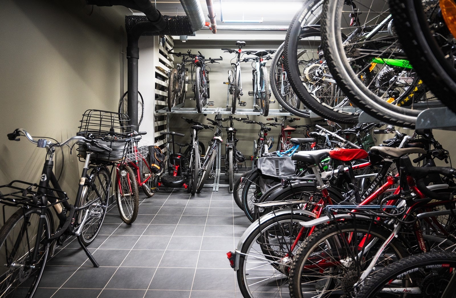 Leiligheten gir mulighet for felles sykkelrom for trygg og praktisk oppbevaring av sykler. Galleribilde