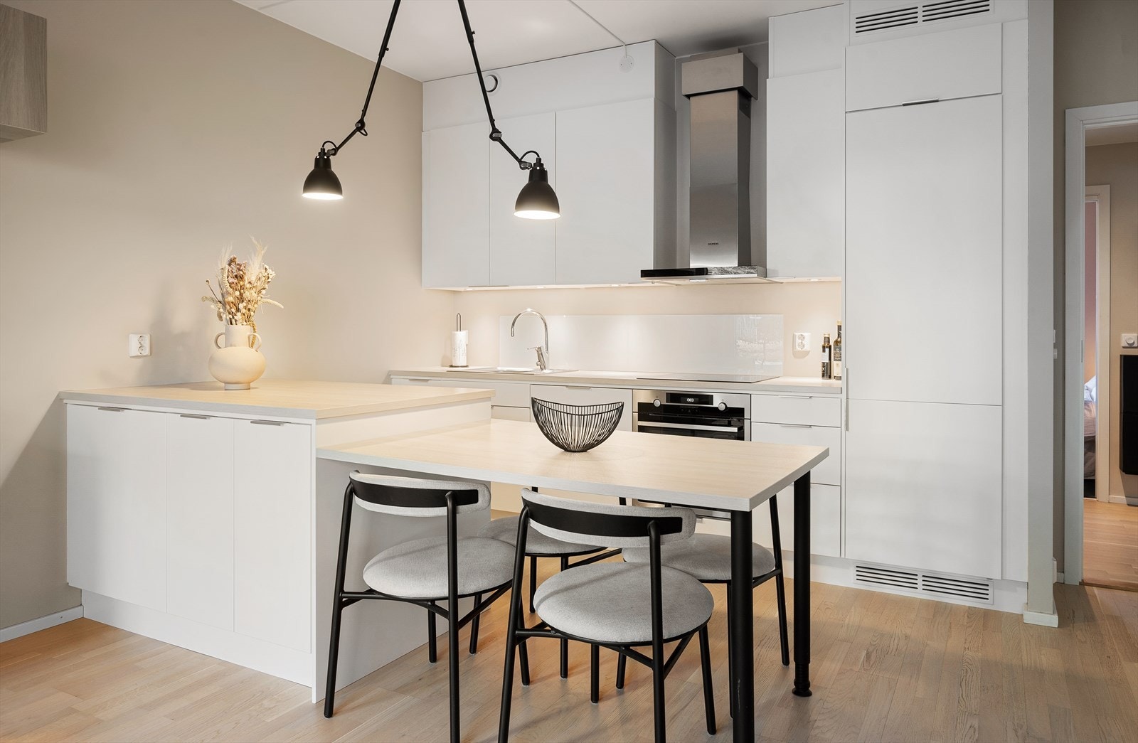 Kjøkkeninnredningen er fra Drømmekjøkken og holder en moderne og god standard. Galleribilde