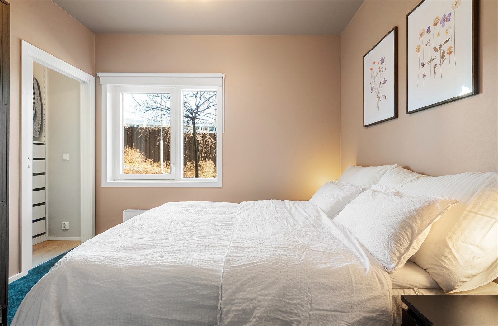 Soverommet er malt i en stilren og lun farge som passer godt til alt av innredning. Galleribilde