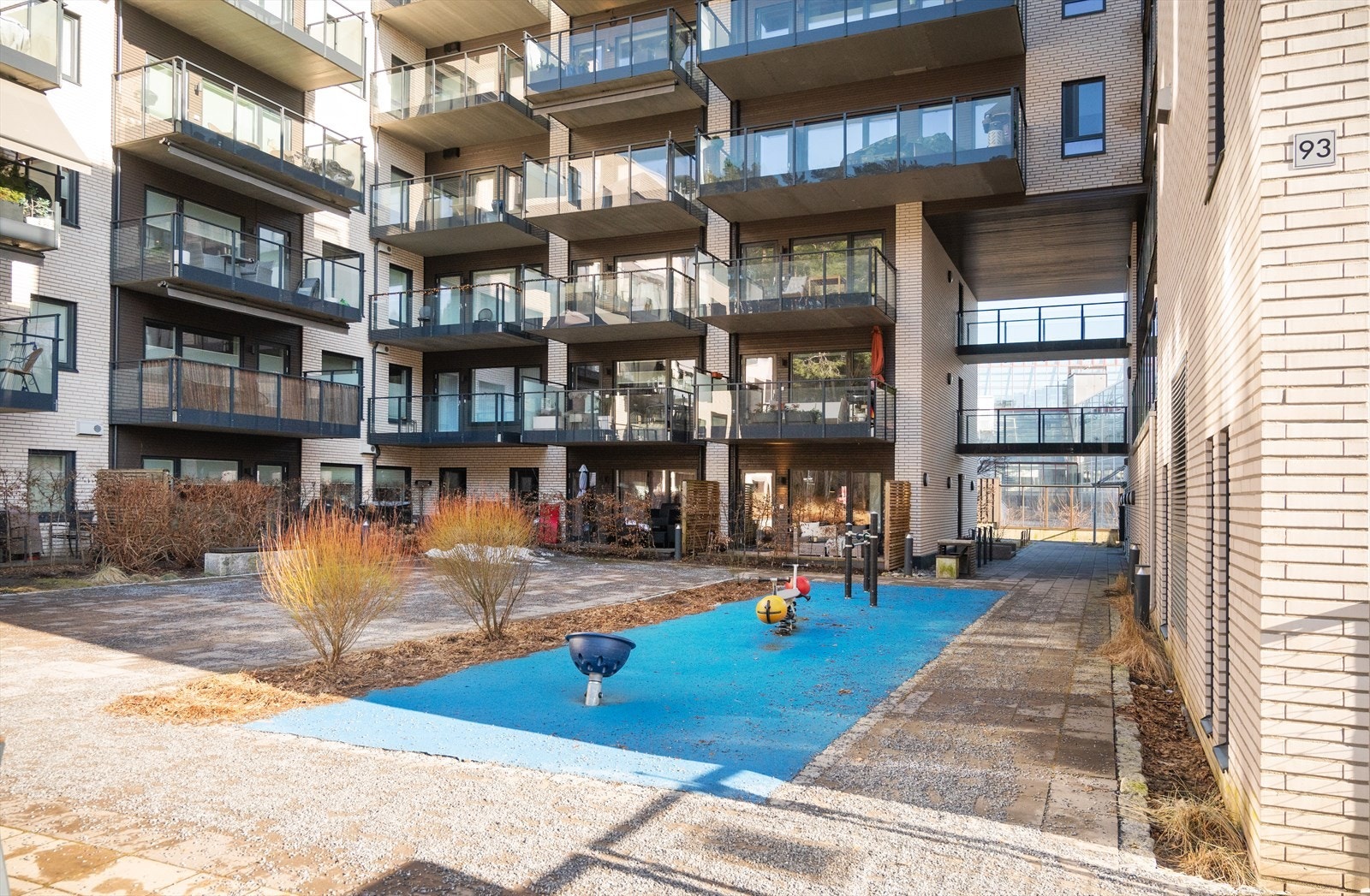 Uteområdene er pent opparbeidet med gressplen, beplantning og interne stikkveier. Galleribilde