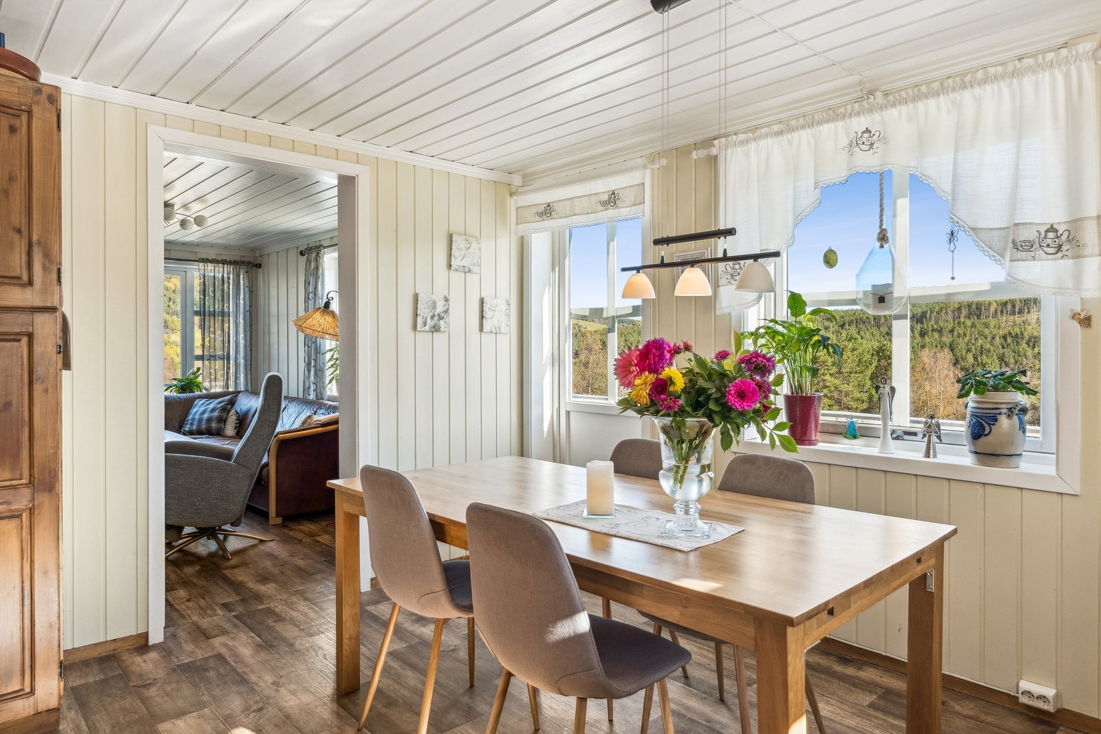 Kjøkken med egen spiseplass Galleribilde