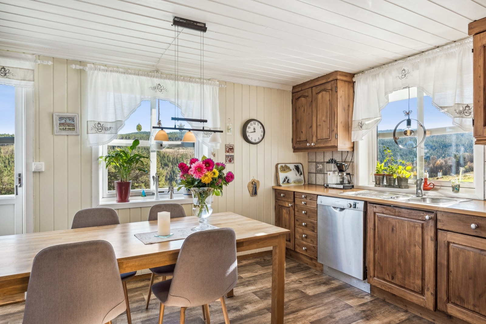 Lysrikt kjøkken med utgang til terrasse Galleribilde