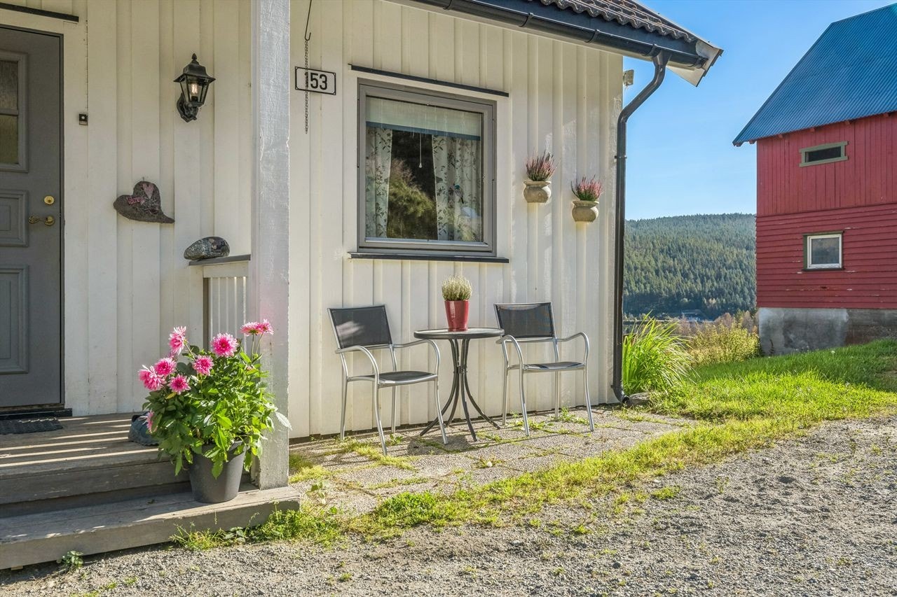 Inngangsparti våningshus med driftsbygningen i bakgrunnen Galleribilde