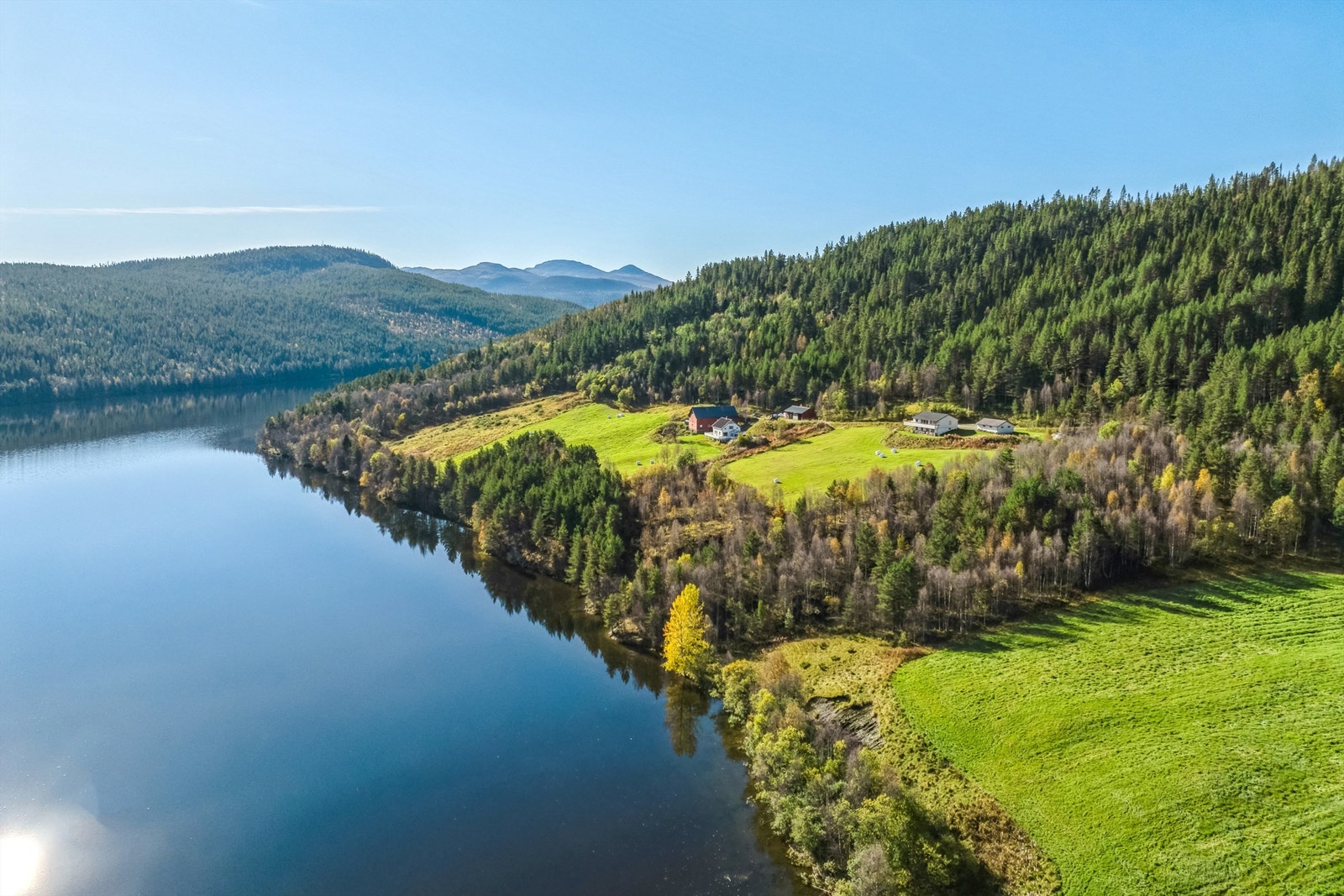Gårdstun med strandlinje og utsikt over Olstappen Galleribilde