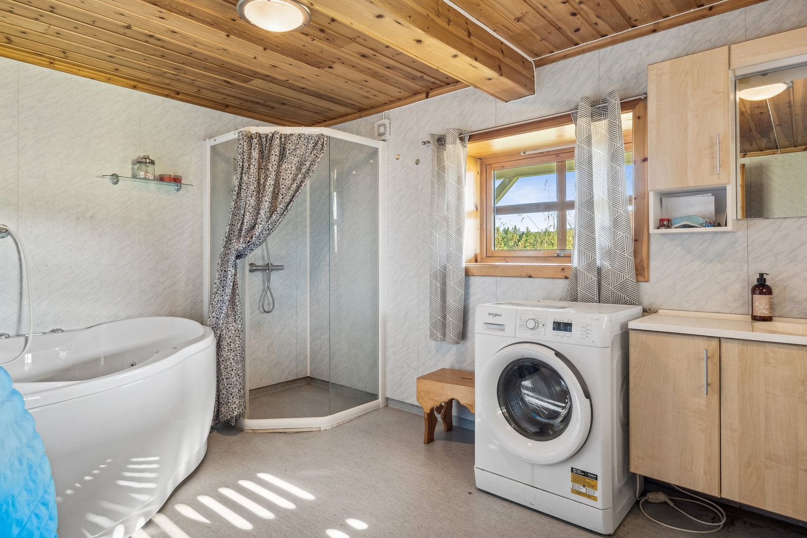 Bad i kjeller/underetasje Galleribilde