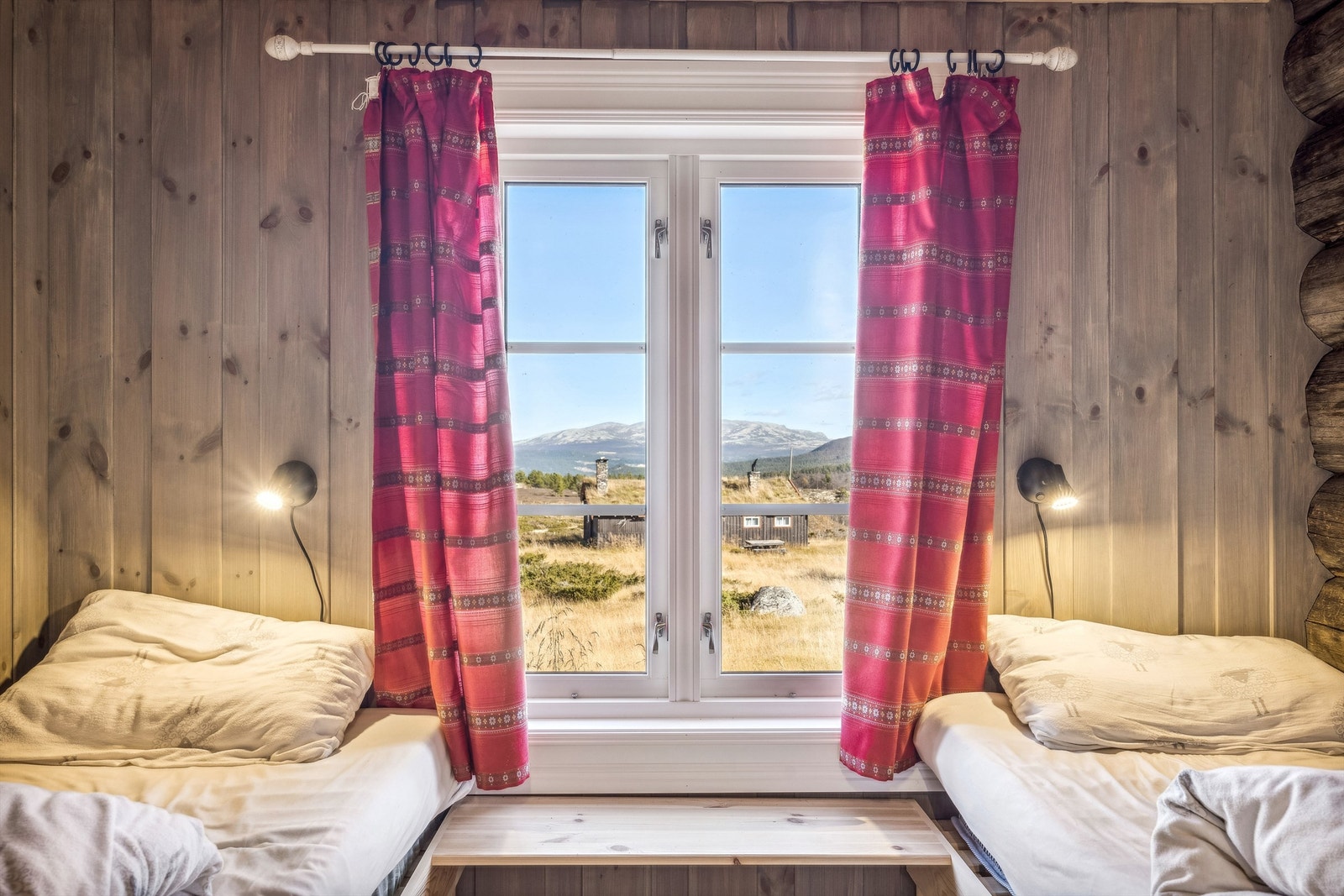 Soverom hovedseterhus med utsikt til vinterstue og vidstrakte landskaper Galleribilde