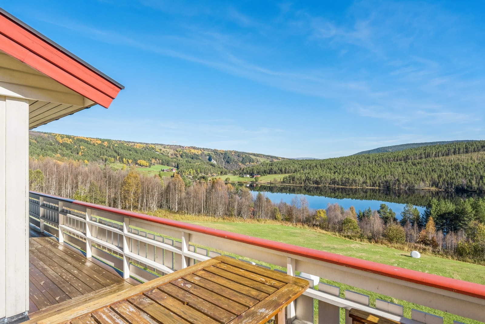 Sjø- og landskapsutsikt fra kårboligens terrasse Galleribilde