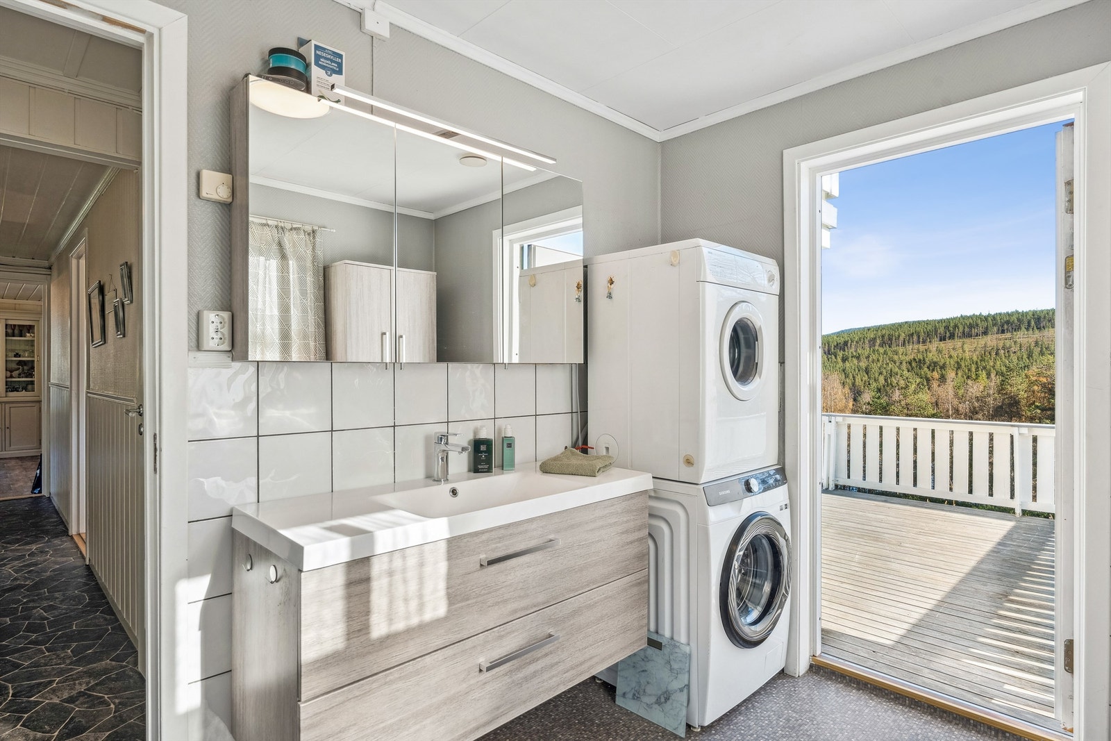 Bad/vaskerom 1.etg med utgang til terrasse Galleribilde