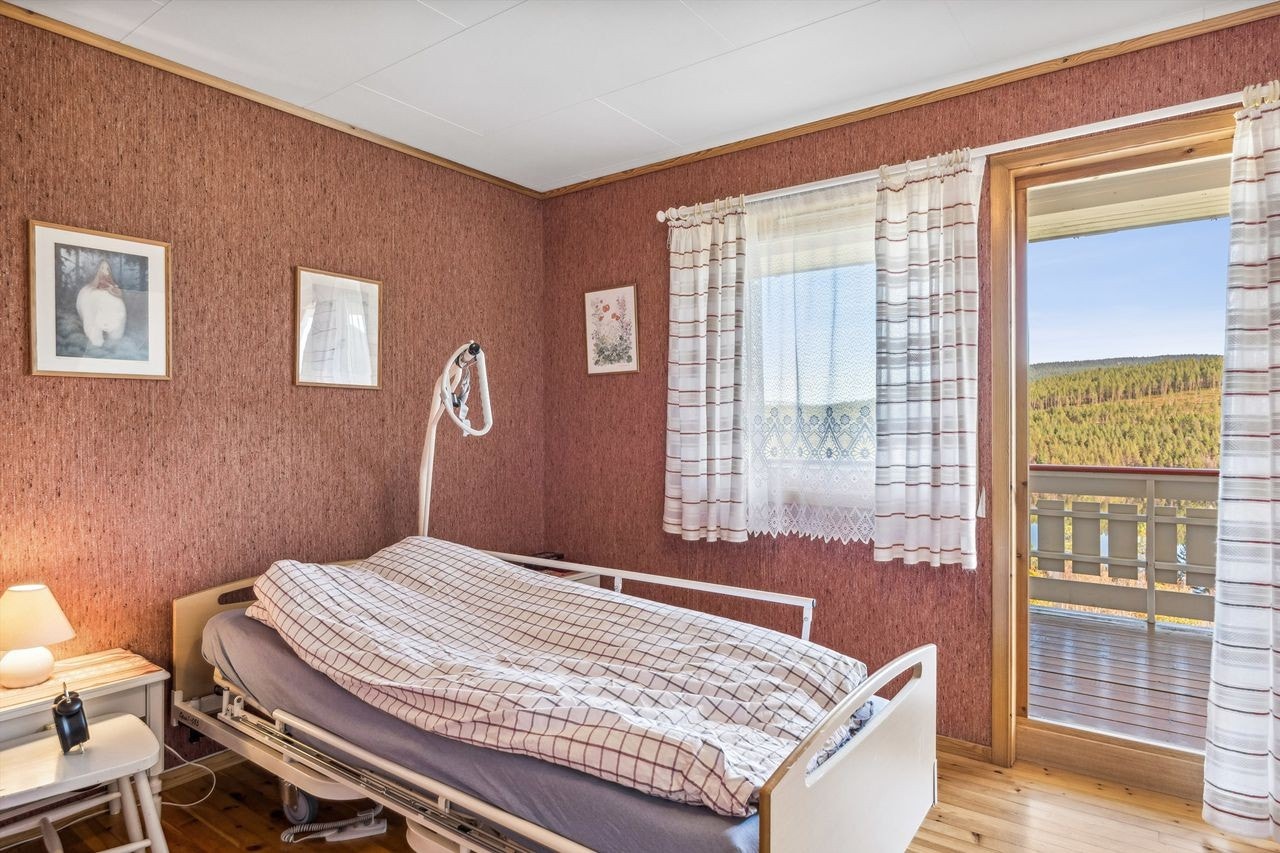 Soverom kårbolig 2. etg. med utgang til terrasse Galleribilde