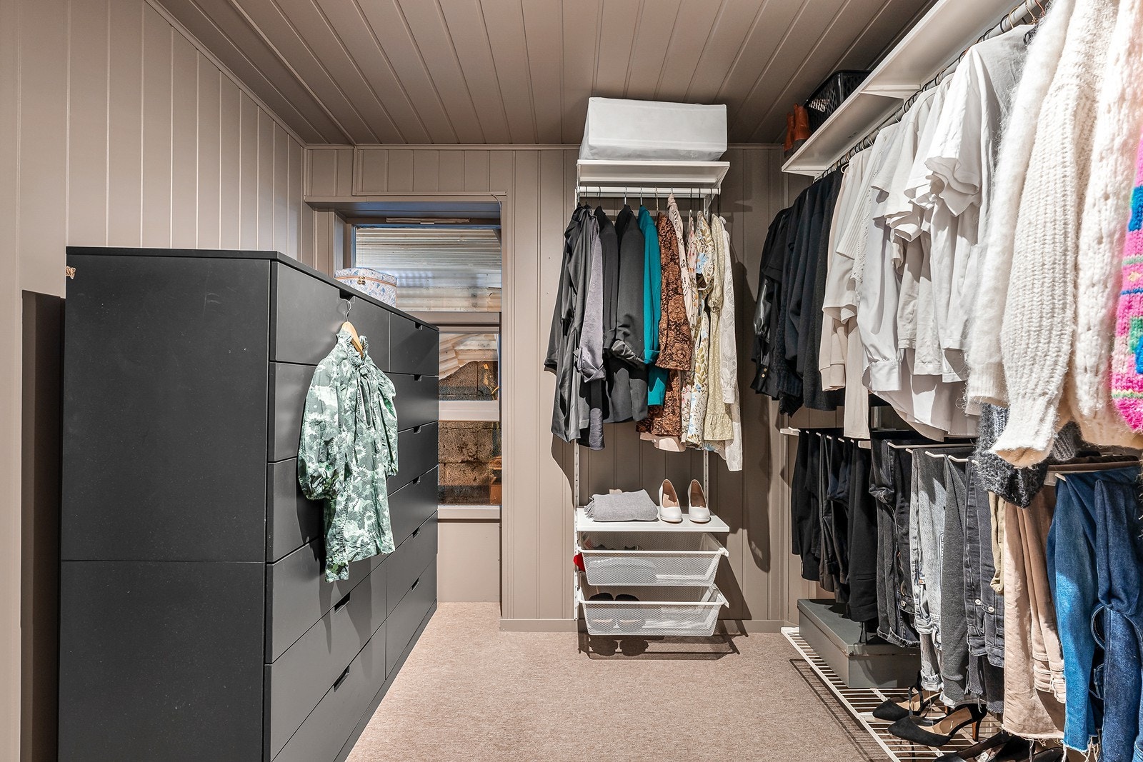 Hovedsoverommet er spesielt romslig med egen walk-in gardeobe! Galleribilde