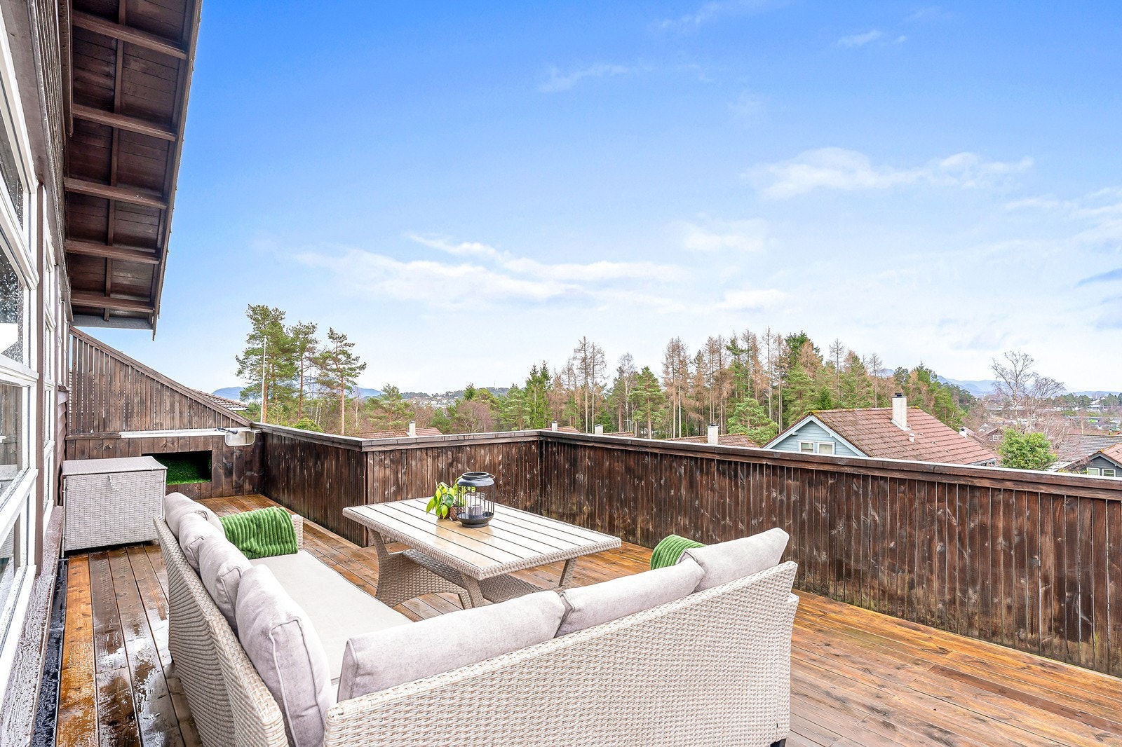 Det er utgang til en romslig terrasse med flott utsikt! Galleribilde