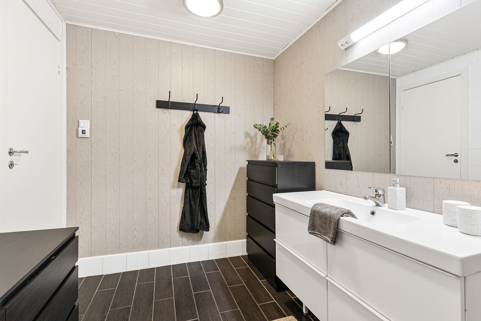 Badet ble bygget i 2014 i følge selger. Det foreligger ikke dokumentasjon. Galleribilde