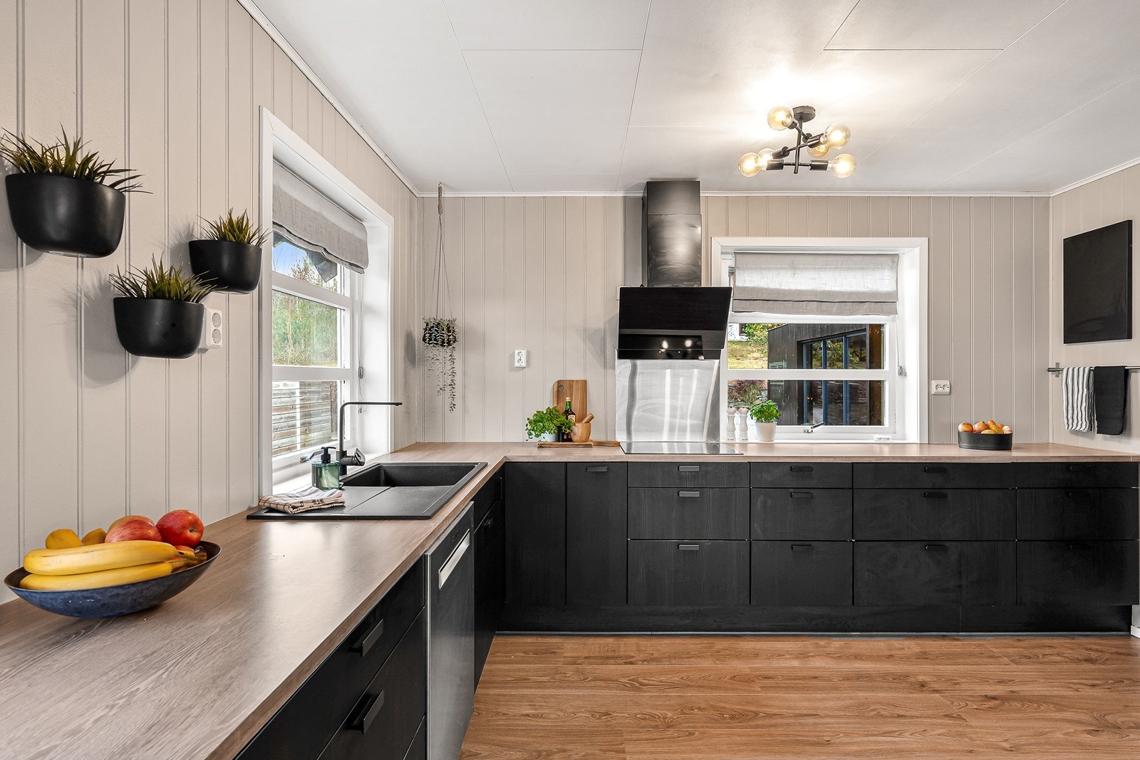 Videre er det benkeplate av laminat med vask i sort kompositt. Galleribilde