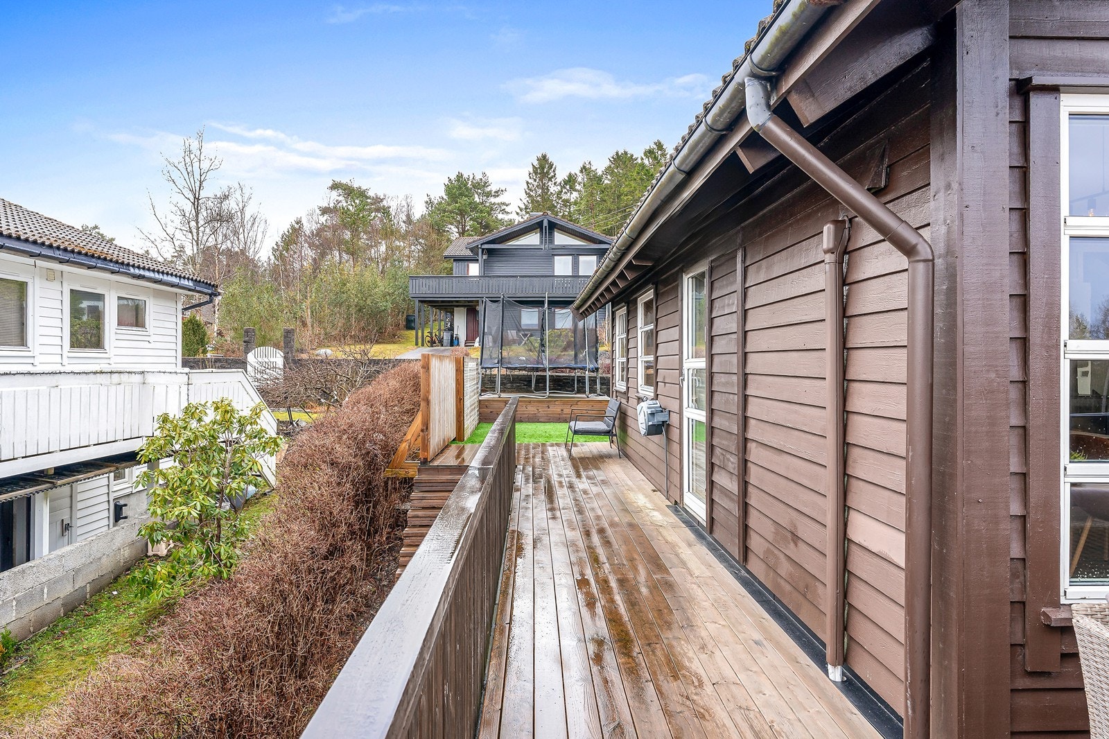 Uteplassen går rundt på denne siden. Galleribilde