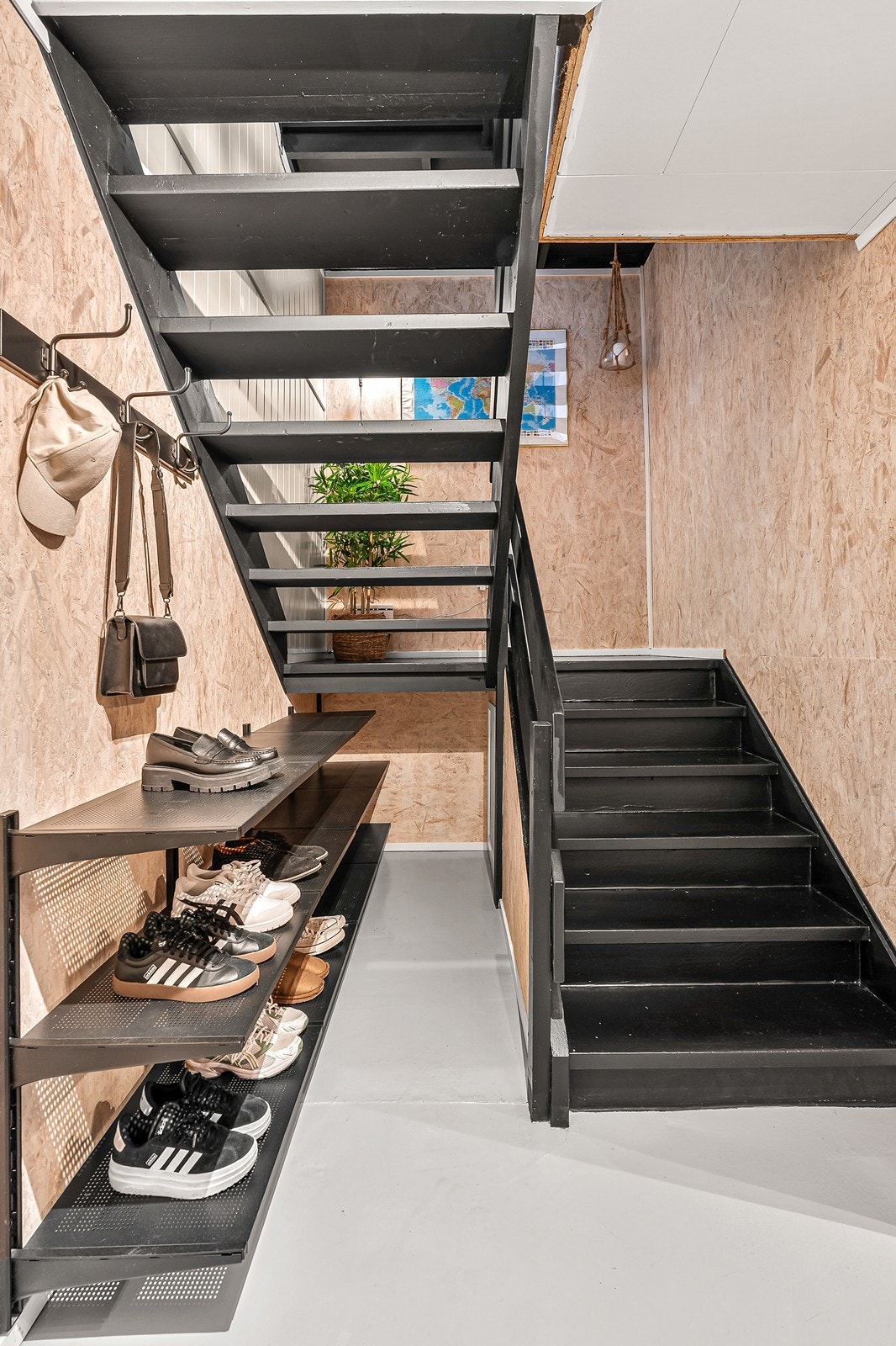Ytterligere lagringsmuligheter ved/under trappen. Galleribilde