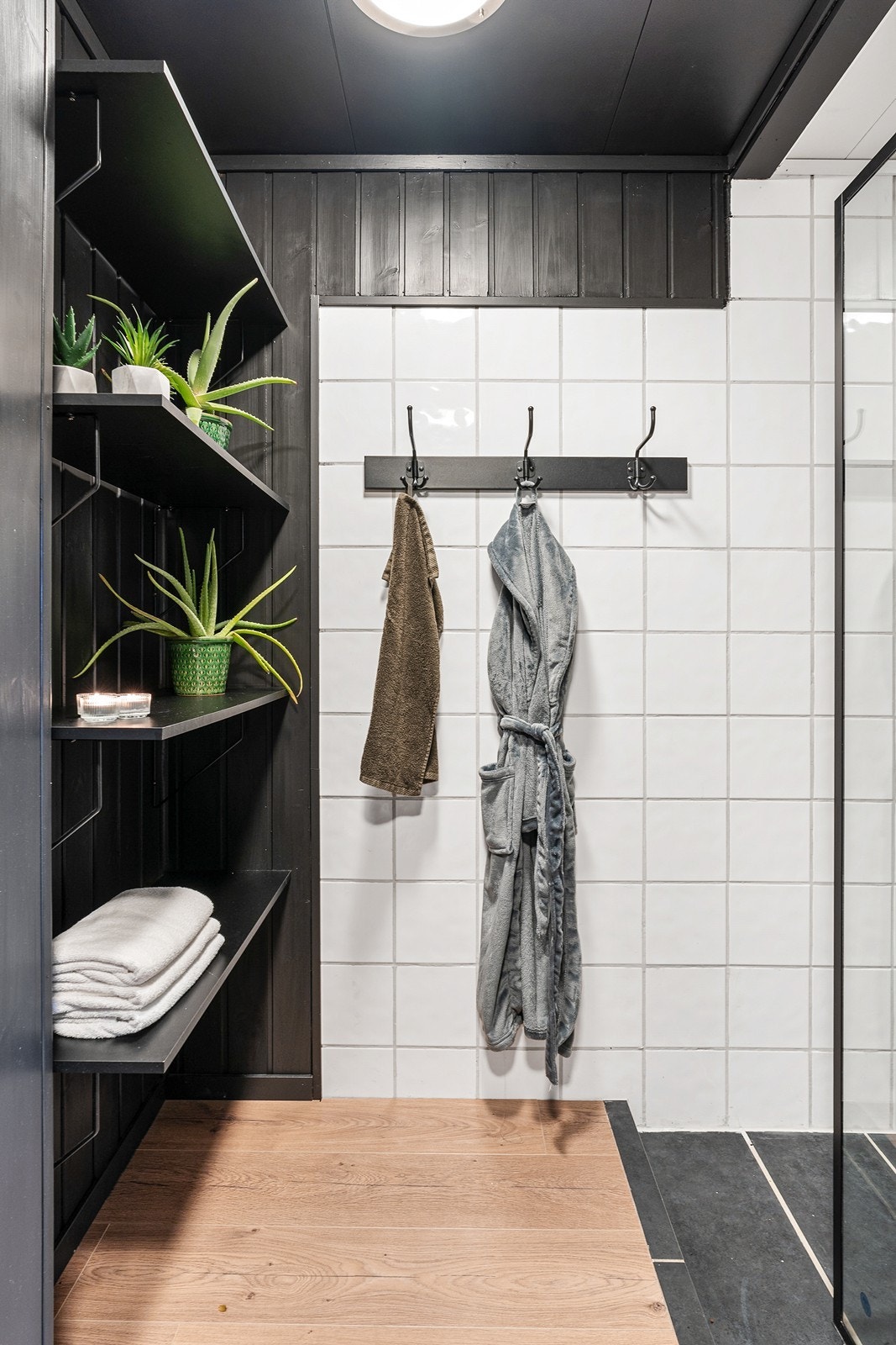 Badet er innredet med toalett, baderomsinnredning med vask og dusjnisje. Bad ble ombygget ca. 2016 fra toalett til bad. Galleribilde