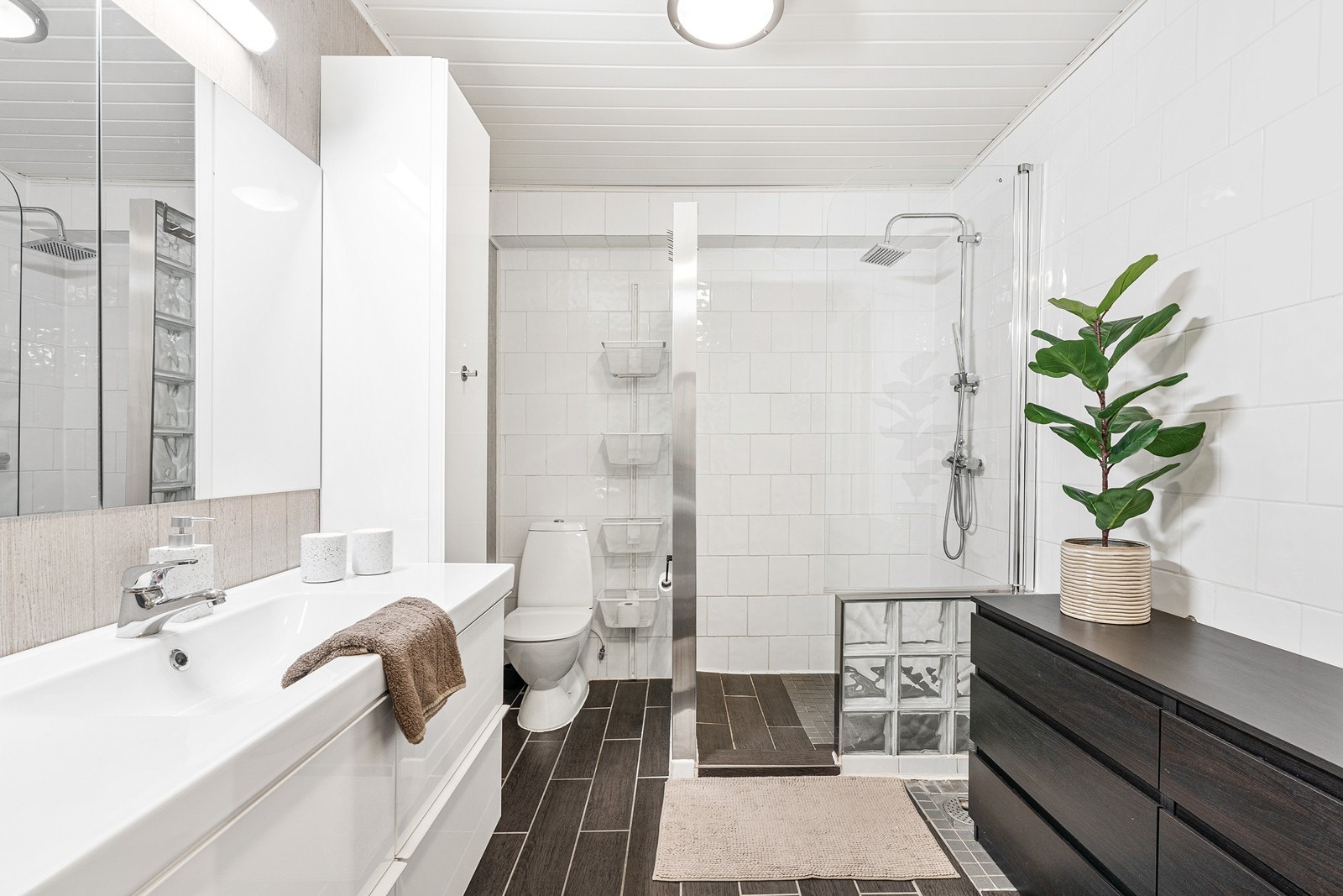 Badet er videre innredet med dusjnisje, toalett og baderomsinnredning med vask. Galleribilde